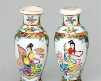Lot 010   3 Bid(s)
Vintage Chinese Miniature Vases Famille Rose Pair Hand Painted