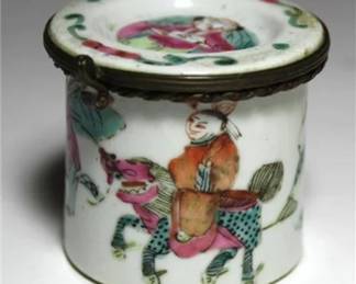 Lot 022   0 Bid(s)
Antique Chinese Snuff Box Trinket Box Famille Rose