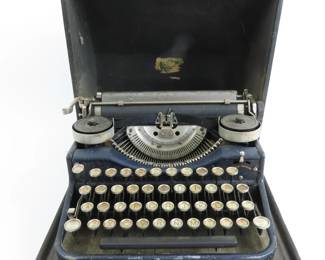Vintage Underwood Standard Portable Typewriter in Case