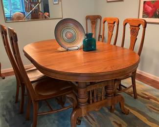 Beautiful Dining Table w/6 Carved Chairs