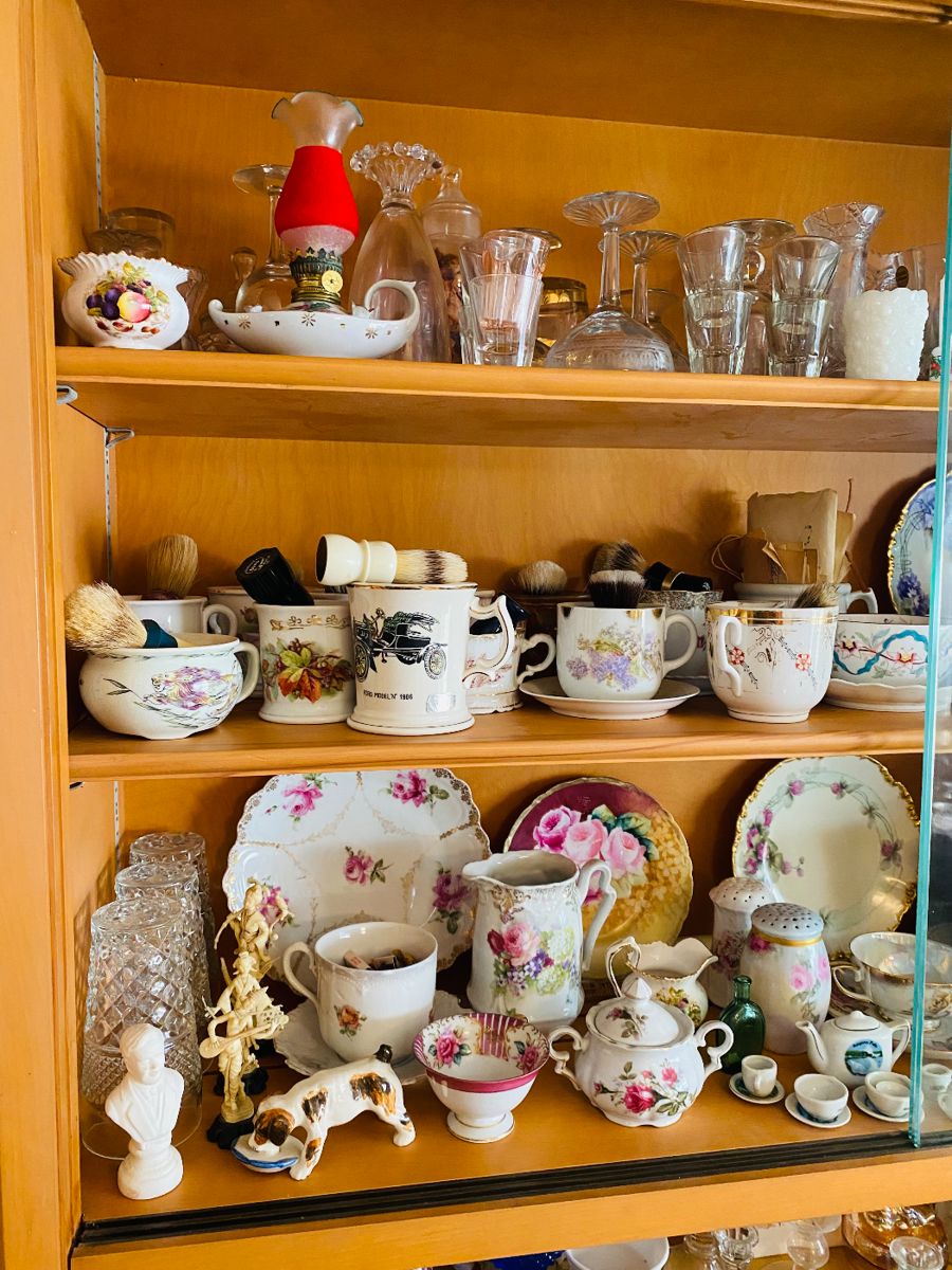 Amazing KCMO Sale Full of Antiques, Collectibles... starts on 11/9/2023