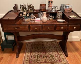 Absolutely stunning desk in pristine condition. 