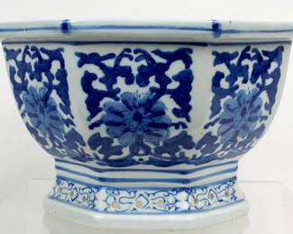 Chinese blue & white porcelain jardiniere 