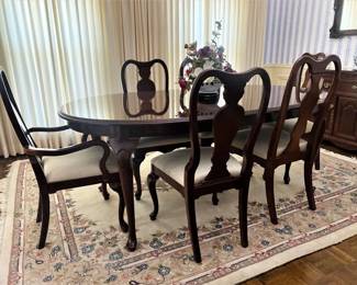 Vintage traditional Queen Anne style dining table with four side chairs and two arm chairs.   It also includes 2 leaves and folding table top covers.  Made by Lexington Furniture for their Sheffield Manor line