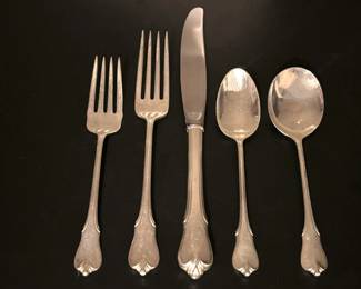 Five piece place setting of Wallace Sterling silver in the Grand Colonial pattern. Grand Colonial was introduced in 1942 and was the design of  William Warren of Wallace Silversmiths. This is an extensive set of 151 pieces of which there are 15 complete five piece place settings.    Not monogrammed ........To register in order to place bids go to www.capitolsalesservices.hibid.com 