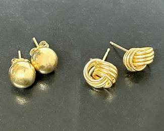 Yellow gold stud earrings