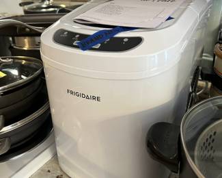 	#29	Frigidaire countertop ice maker model #EFIC102	 $60.00 				