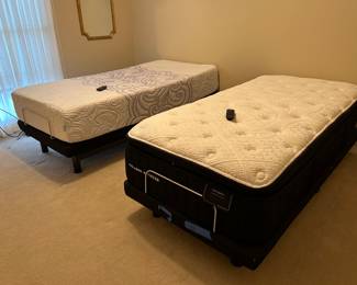 	#37	King/2 twin bed 2 Ease twin adjustable base beds with Sealy and Stearns and Foster smattresses. Sold as set. 	 $600.00 				