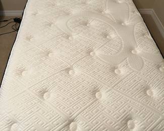 	#37	King/2 twin bed 2 Ease twin adjustable base beds with Sealy and Stearns and Foster smattresses. Sold as set. 	 $600.00 				