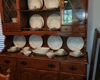 Ethan Allen China Hutch in Maple