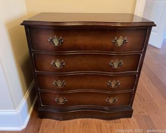 Beautiful Serpentine Front Mahogany Chest of Drawers