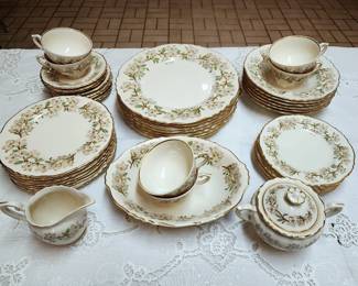 Lot 31 - Syracuse "Orchard" China