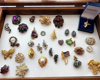 Lot 49 - Costume Jewelry Lot