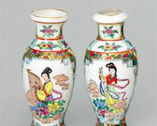 Lot 010  
Vintage Chinese Miniature Vases Famille Rose Pair Hand Painted