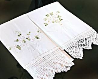 Lot 134  
Vintage Linen Guest Towels Hand Embroidered Hand Crochet Trim Floral Pattern