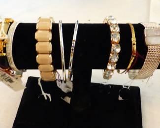 Costume jewelry bracelet