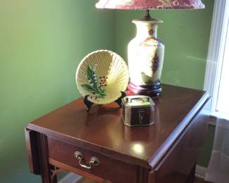 Hickory American Masterpiece Collection drop-side table, Vintage Majolica Plate