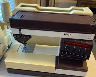 Working Pfaff 1471 sewing machine with manual and attachments