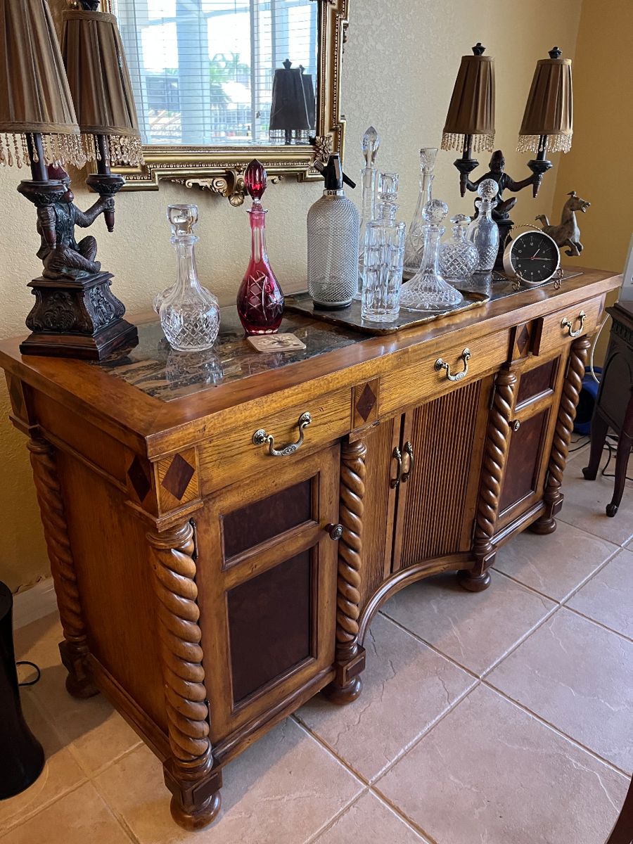 Crystal Glassware and Decanters
Julian Alexander buffet