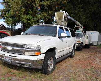 2005 White Chevrolet Suburban LT