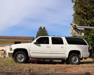 2005 White Chevrolet Suburban LT