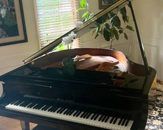 Pearl River Baby Grand Piano in excellent condition