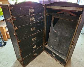 Vintage Herkert & Meisel trunk, what a beauty!