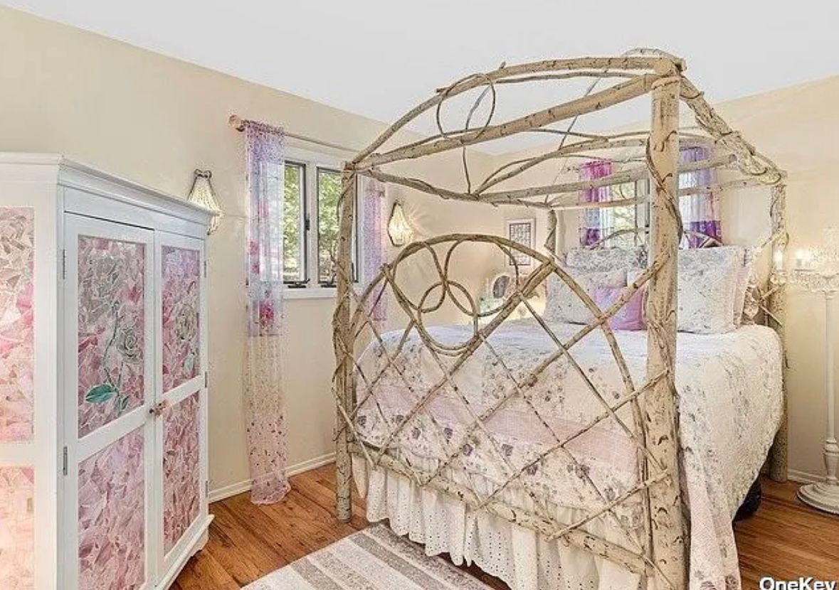 Estate sales by Yasemin in East Hampton, NY starts on 10/6/2023