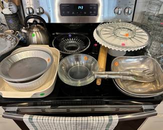 W74 - Kitchen Items Priced Individually. 