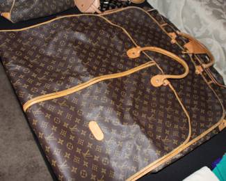These leather goods cannot be authenticated - will be sold as "leather goods only"