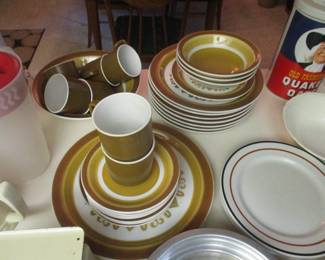 Retro dish set