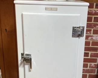 GE Monitor-Top Refrigerator w/accessories