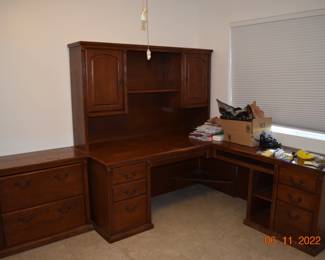 Beautiful office desk in mint condition REAL WOOD!