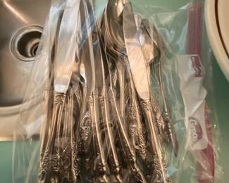 Oneida SSS Renior Pembrooke Flatware Set