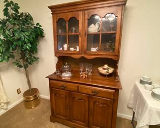 Cochrane Hutch China Cabinet another picture of it