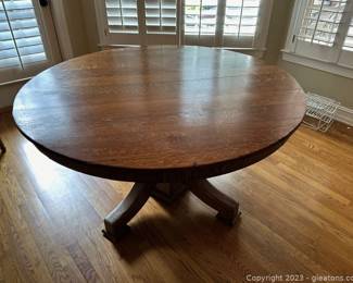 Beautiful Round Oak Pedestal Dining Table