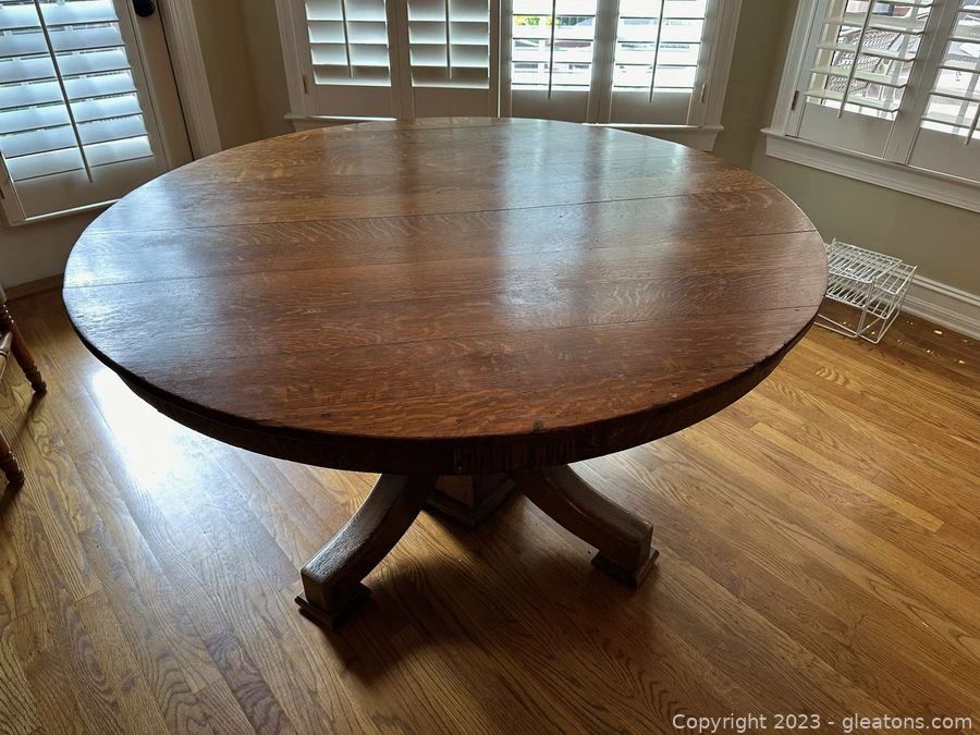 Beautiful Round Oak Pedestal Dining Table