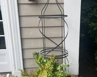 $160. Tuteur 83"h x 22" diameter.