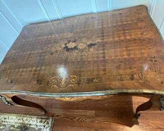 close up of the top of the table detailing