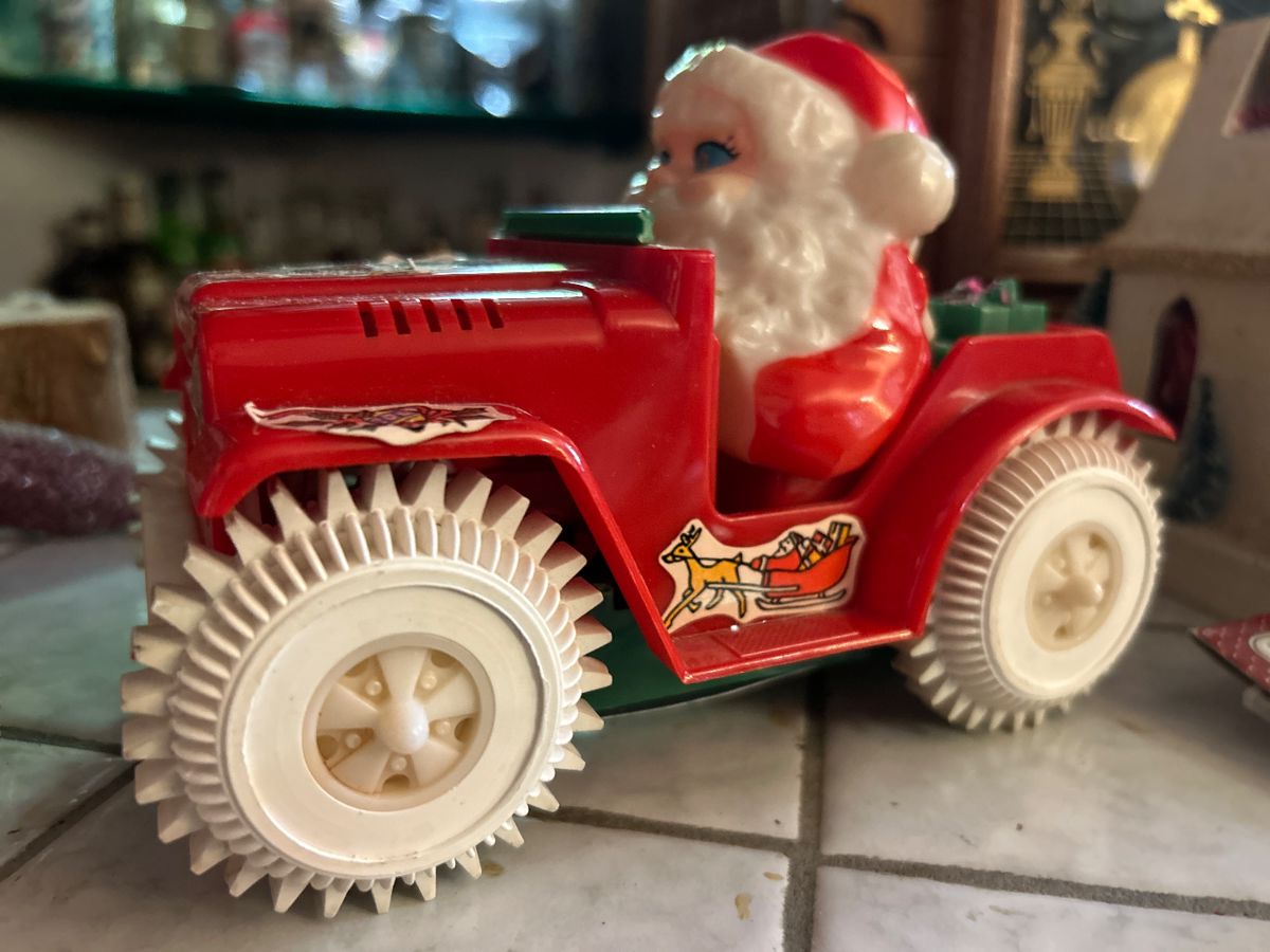 Amazing Collectors Sale! Pottery to Photos,... starts on 10/11/2023