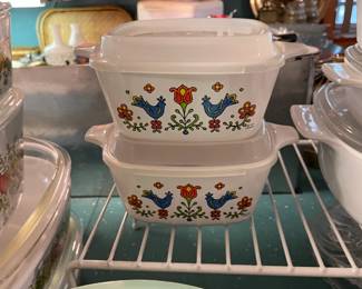 This is the Corning version of the Pyrex friendship pattern.  Some of the Corning versions were straight up copies of the Pyrex versions - then there are ones like this that are like….the Frank Stallone versions.