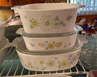 This is Floral Bouquet - I have never seen this pattern before and I need y’all to buy it all cause I literally have no more cabinet space for “dishes you’re not even gonna use”.