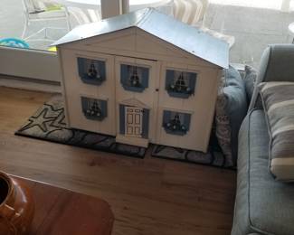 Doll house with dollhouse furniture