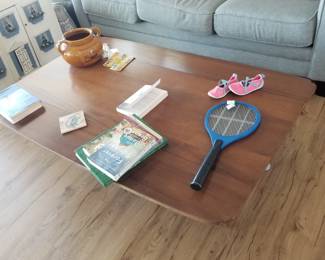 Drop leaf coffee table