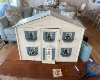 Doll house with dollhouse furniture