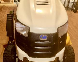 Cut Cadet LTX 1046 KW, front view