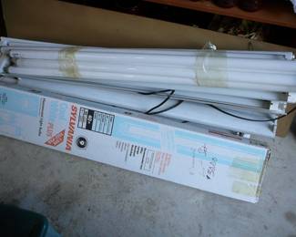 Lot 6 Sets of shop lights and bulbs