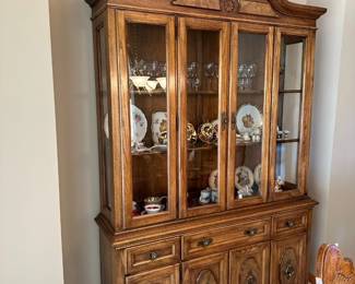 Thomasville Lighted Display Hutch / Cabinet