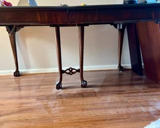 Beautiful dining with 3 leaves. 