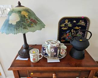 Signed Glynda Turley lamp and fine porcelain Japanese tea set
